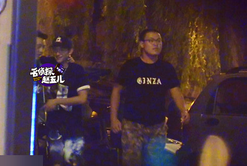 张一山酒后当街小解 亲男友人摸下体