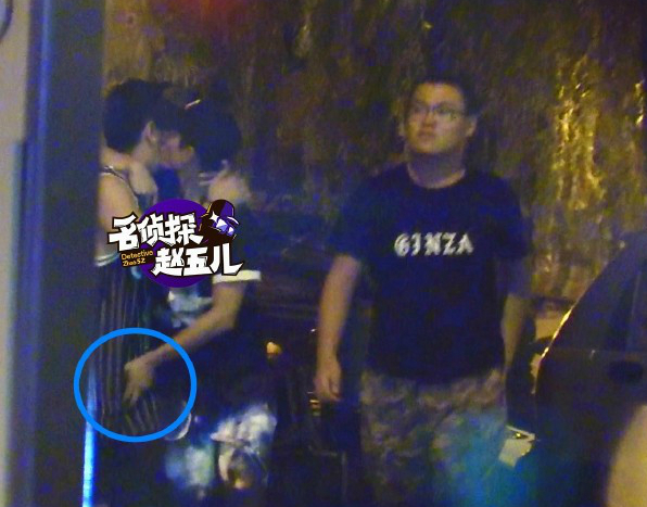 gay？曝张一山亲男友人 当街小解遛鸟露下体尺度（组图）
