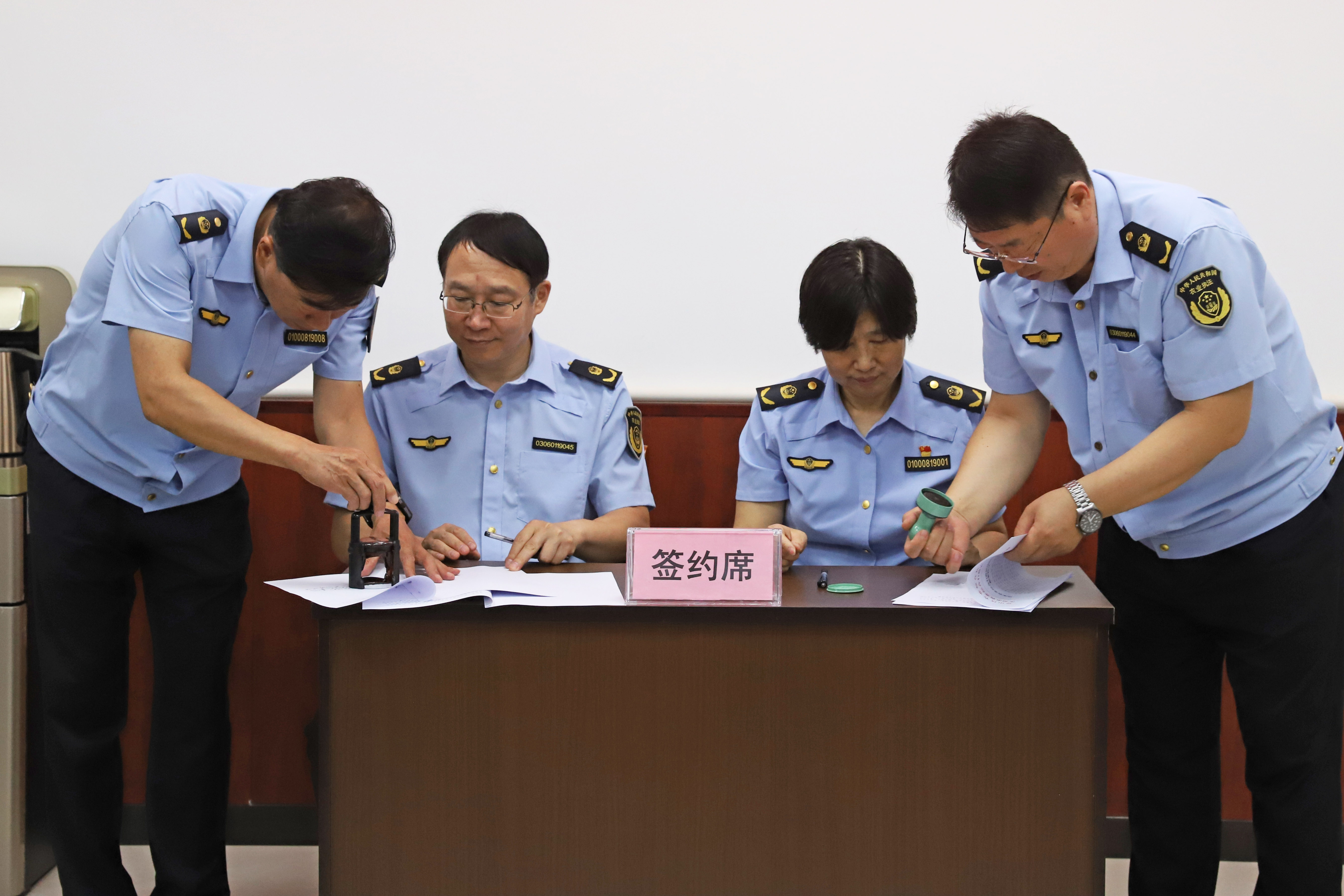 房山涿州签订农业综合行政执法跨区域协作框架协议_fororder_7月12日，河北省涿州市，房涿两地签订农业综合行政执法跨区域协作框架协议。熊华明摄2