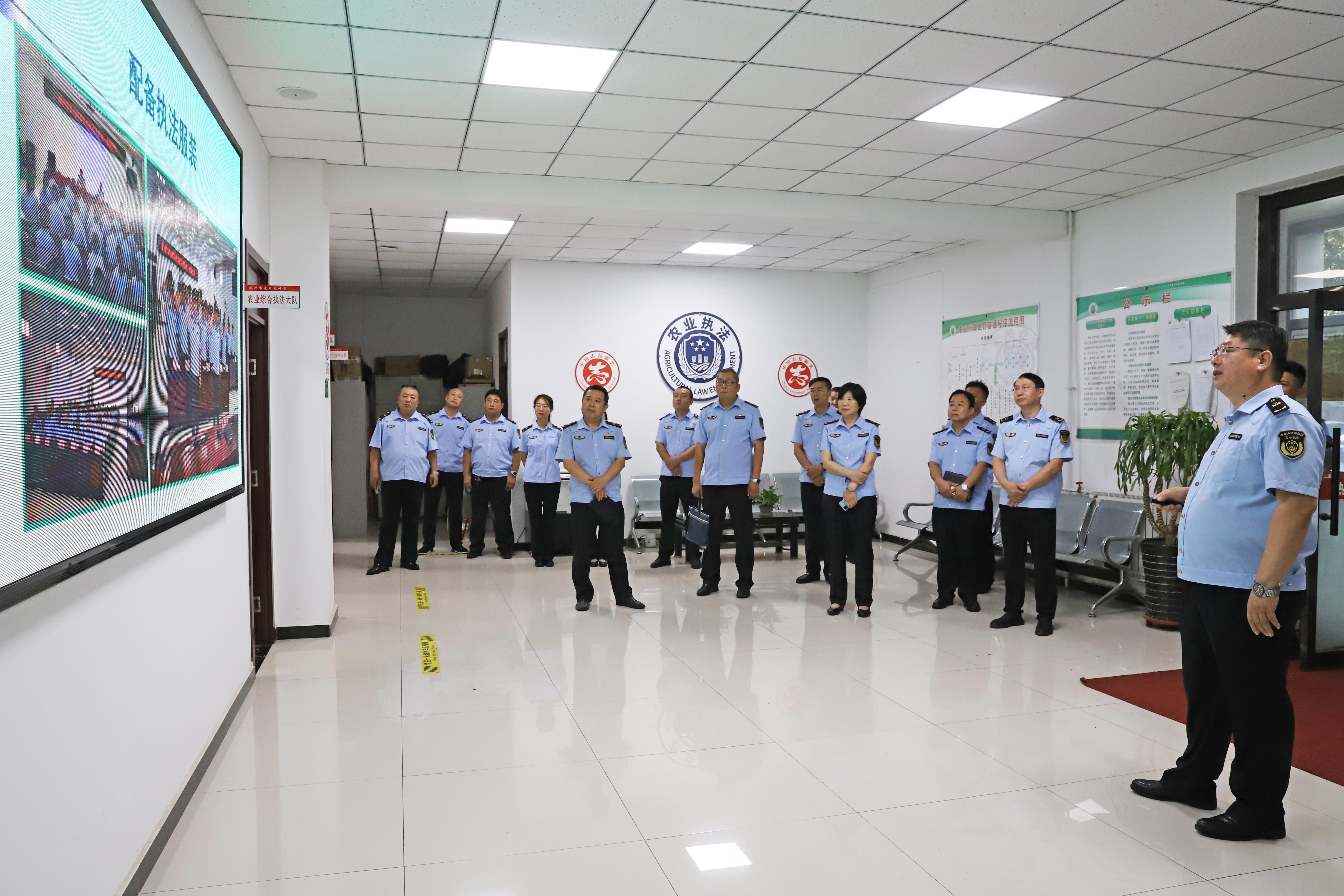 房山涿州签订农业综合行政执法跨区域协作框架协议_fororder_7月12日，河北省涿州市，北京房山区农业综合行政执法人员听取涿州市农业综合行政执法大队情况介绍。熊华明摄