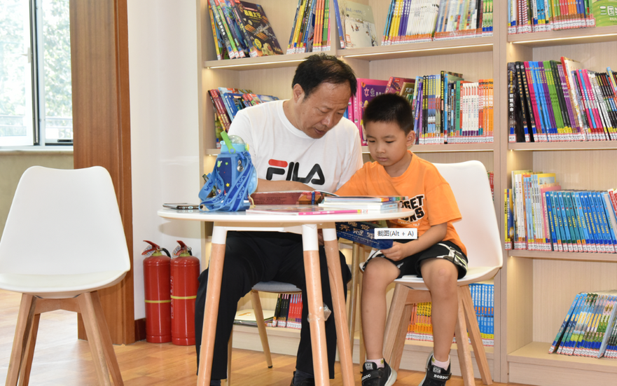 Shijiazhuang's Yuhua District Introduces Reading Room in Local Park Attracting Students in Summer Holiday_fororder_59