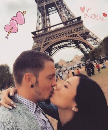 蔡健雅晒照秀恩爱 与男友在埃菲尔铁塔下亲吻