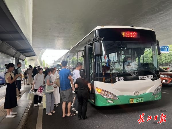 武汉公交实地调研满足居民出行诉求 912路改线让居民上班少用一小时