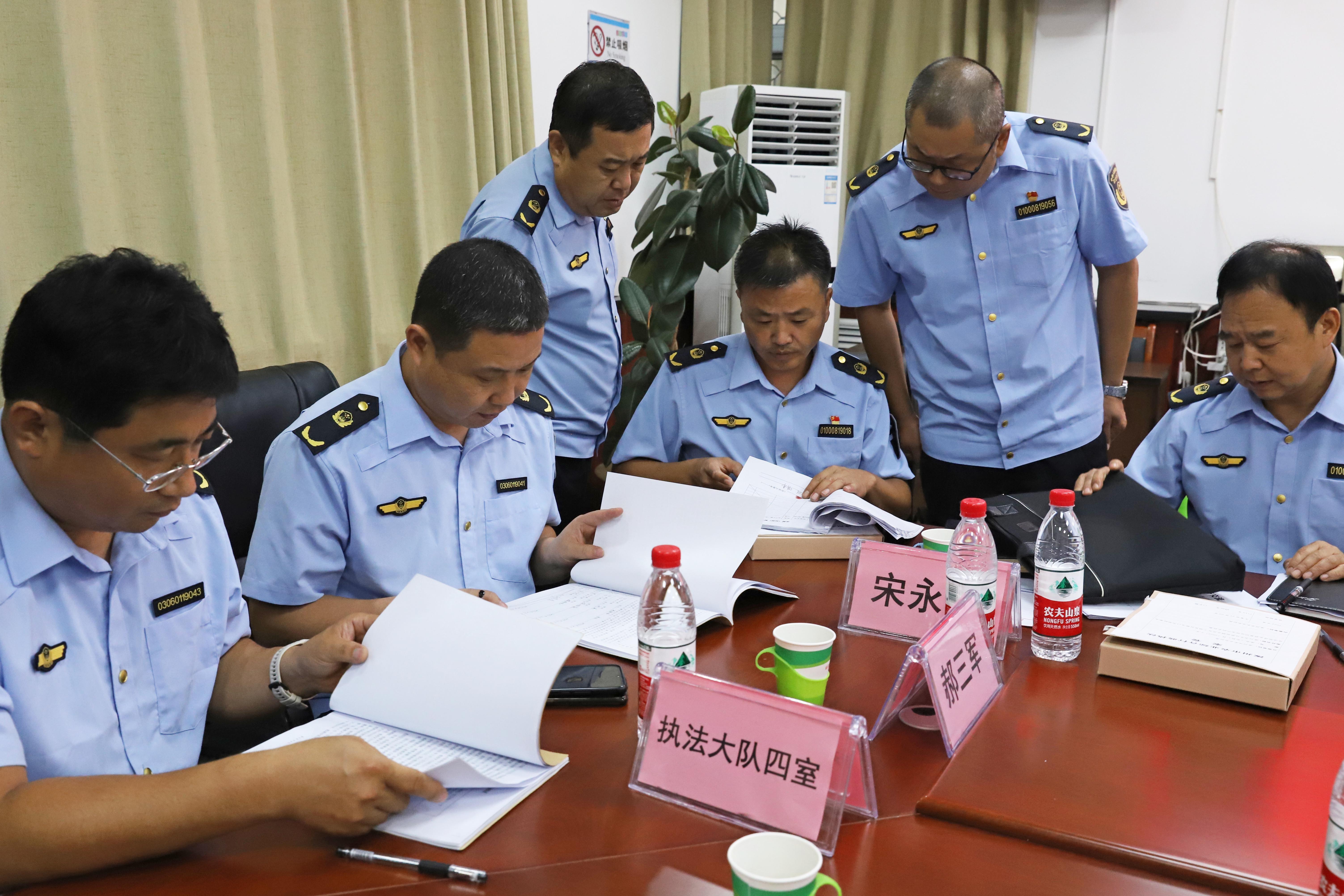 房山涿州签订农业综合行政执法跨区域协作框架协议_fororder_7月12日，河北省涿州市，房涿两地农业综合行政执法人员进行优秀执法案件评查交流学习。熊华明摄