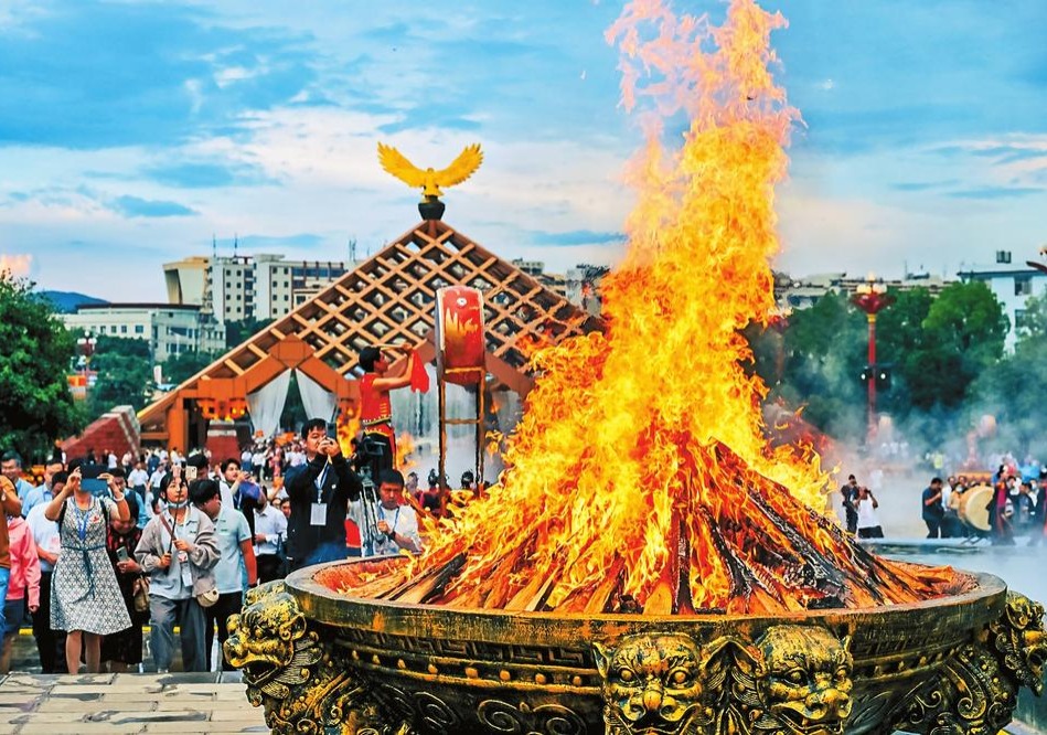 雲南多地歡度火把節 民族文化盛會相繼開展_fororder_361