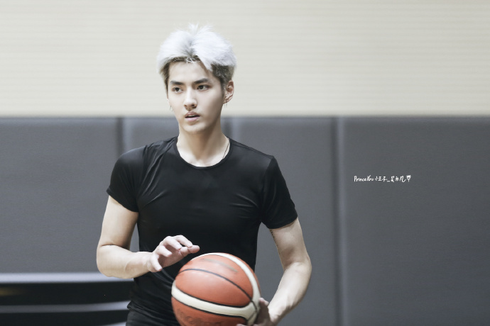 银发吴亦凡篮球场少年力满满(图)