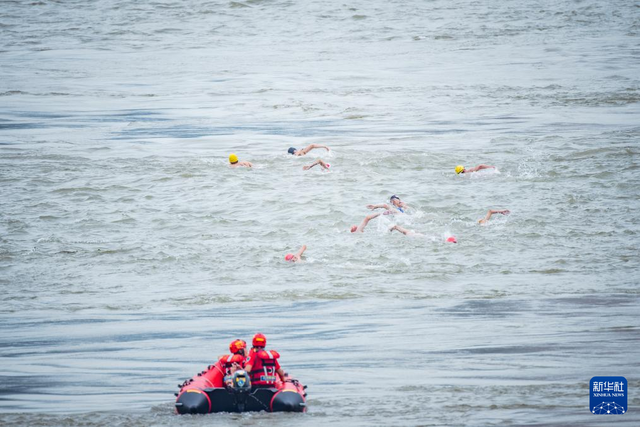 第48届武汉渡江节举行 近两千人横渡长江