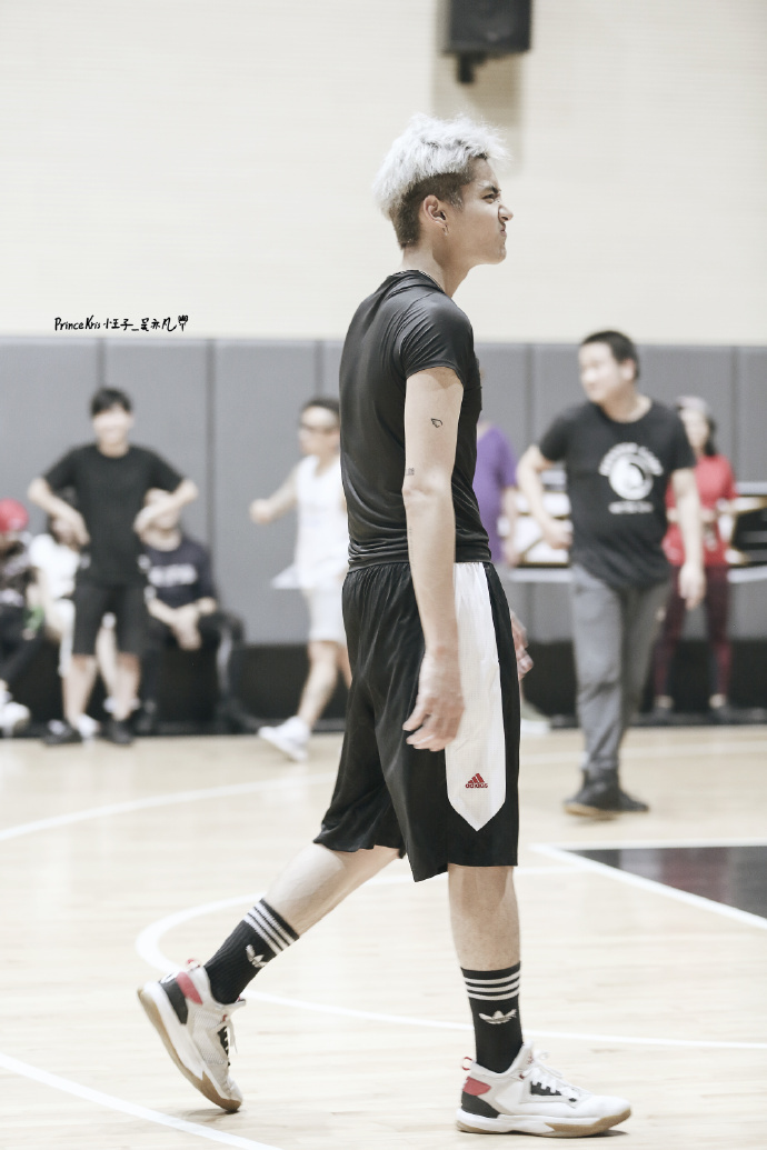 银发吴亦凡篮球场少年力满满(图)