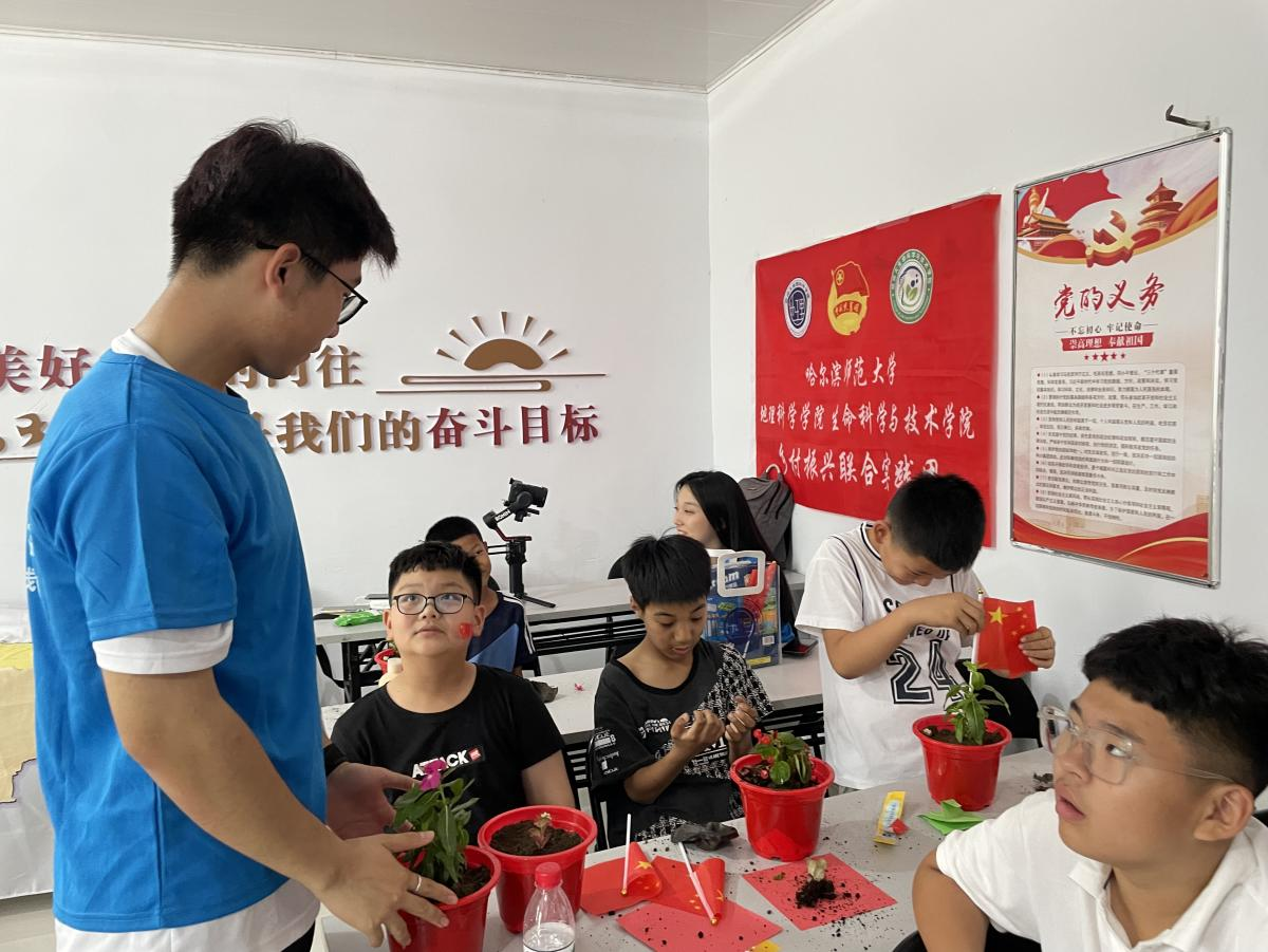 哈尔滨师范大学乡村振兴联合实践团与依兰县团委、达连河镇新胜村开展“三色”绘美丽乡村系列实践活动_fororder_图片13