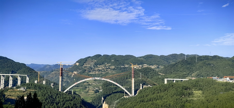 （转载）世界最大跨径悬浇拱桥拱圈合龙 古金高速进入年底建成通车倒计时
