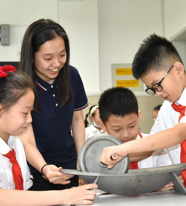В шести начальных школах района Юйхуа города Шицзячжуан предлагают услуги по присмотру за школьниками во время летних каникул