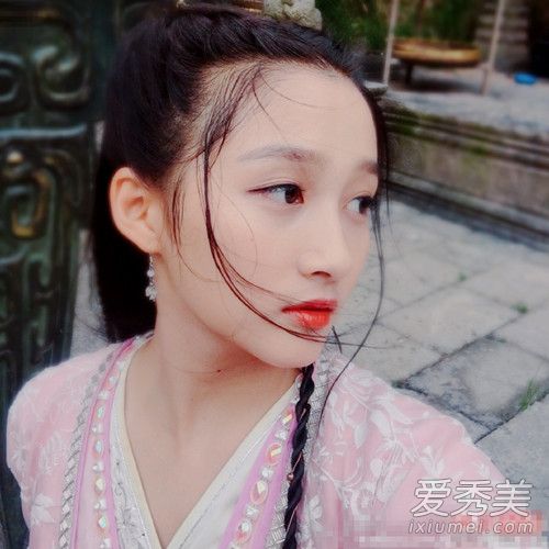 膚白貌美櫻桃小嘴,標準的美女長相,以後前途不可限