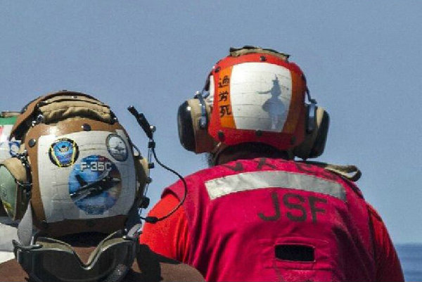 美航母水兵工作壓力大 頭盔寫漢字“過勞死”