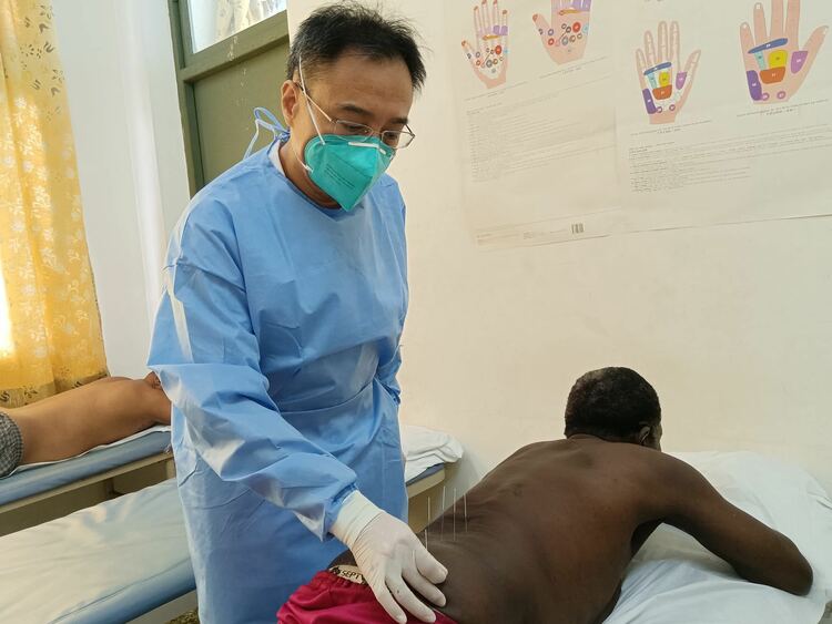 援外日记｜中医的良好疗效在加蓬口口相传