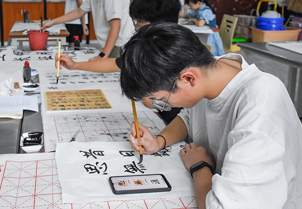 文化传承 强国有我 自贡市积极备战全省第二届青少年书画传习大会_fororder_5学生认真练习中（摄影-赵丽）