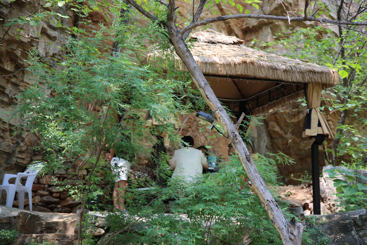 图片默认标题_fororder_游客们在茅草屋下驻足休憩 摄影 宋王晗.JPG