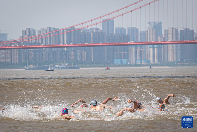 第48届武汉渡江节举行 近两千人横渡长江