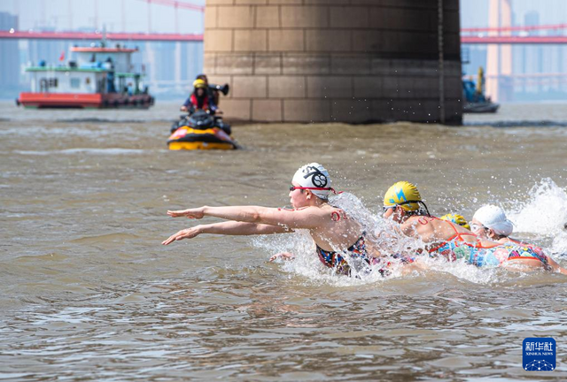 第48届武汉渡江节举行 近两千人横渡长江