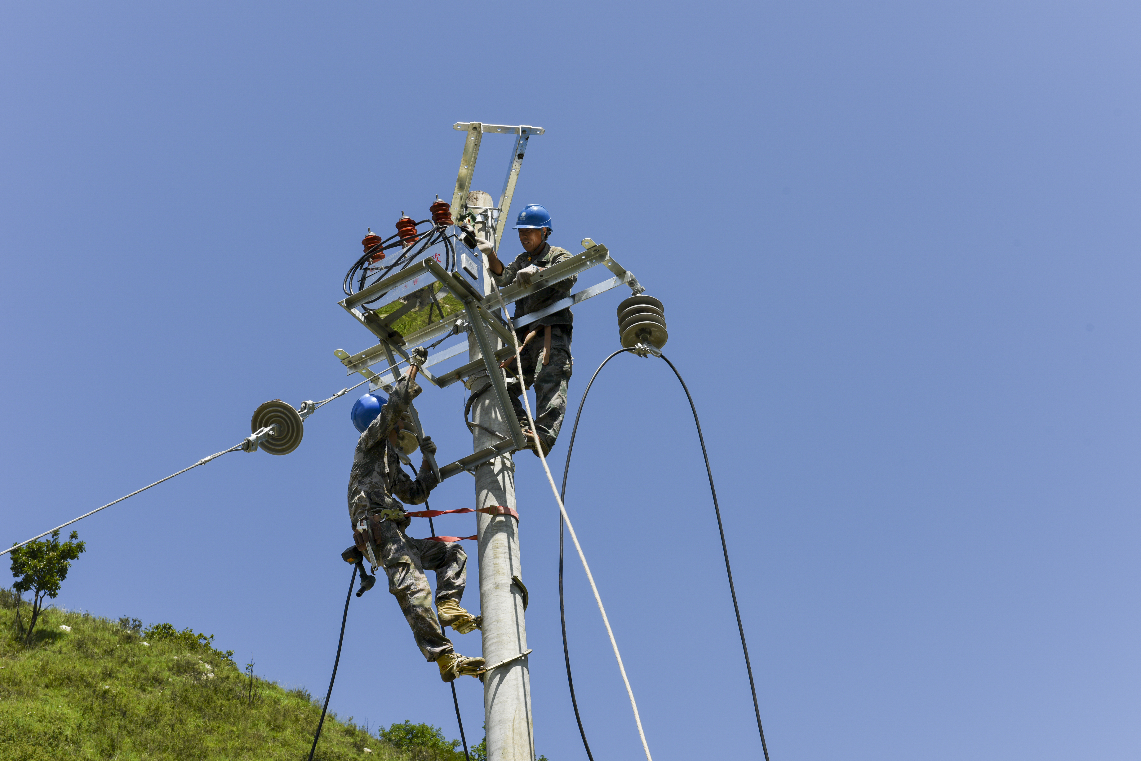跨越黄安岭——涞源的电点亮涞水的灯_fororder_8月8日，国网涞源县供电公司抢修队在涞源涞水交界处架设跨区供电线路。翟文涛 摄 (5).JPG