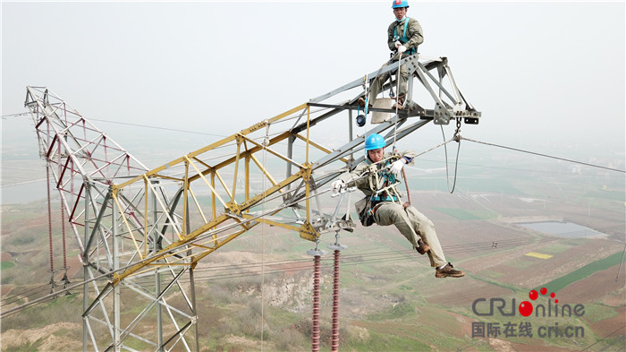 【CRI原创】国网工人高空作业 特高压为郑万高铁 “让路”