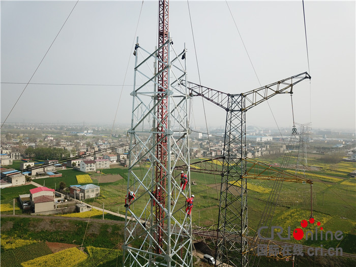 【CRI原创】国网工人高空作业 特高压为郑万高铁 “让路”