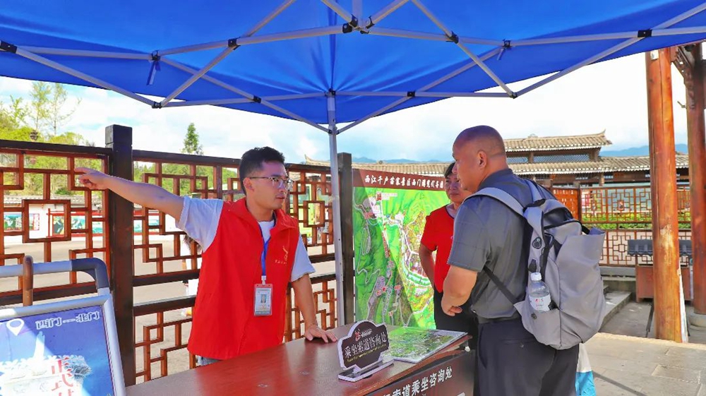 西江千户苗寨暑期旅游持续火爆 景区服务升级 秩序井然_fororder_640 (6)