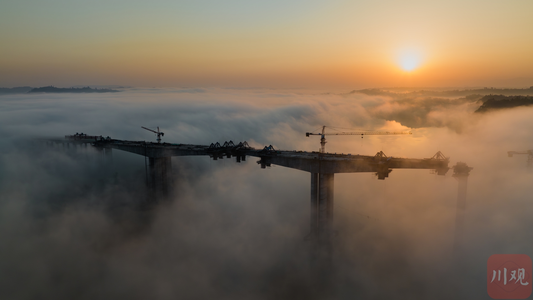 （转载）广安：建设中的大龙渠江特大桥烟云缭绕，壮美无比！_fororder_NEWS_59E3127F30F7FC17B52451B459C4B385.JPG