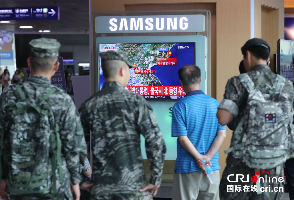 韩国民众在火车站看朝鲜地震直播
