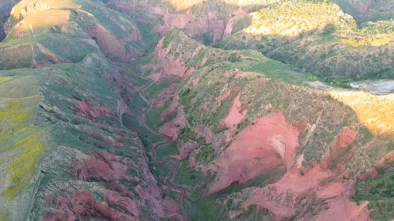 榆林靖边：神珠赤壁丹霞景色如画_fororder_图片1