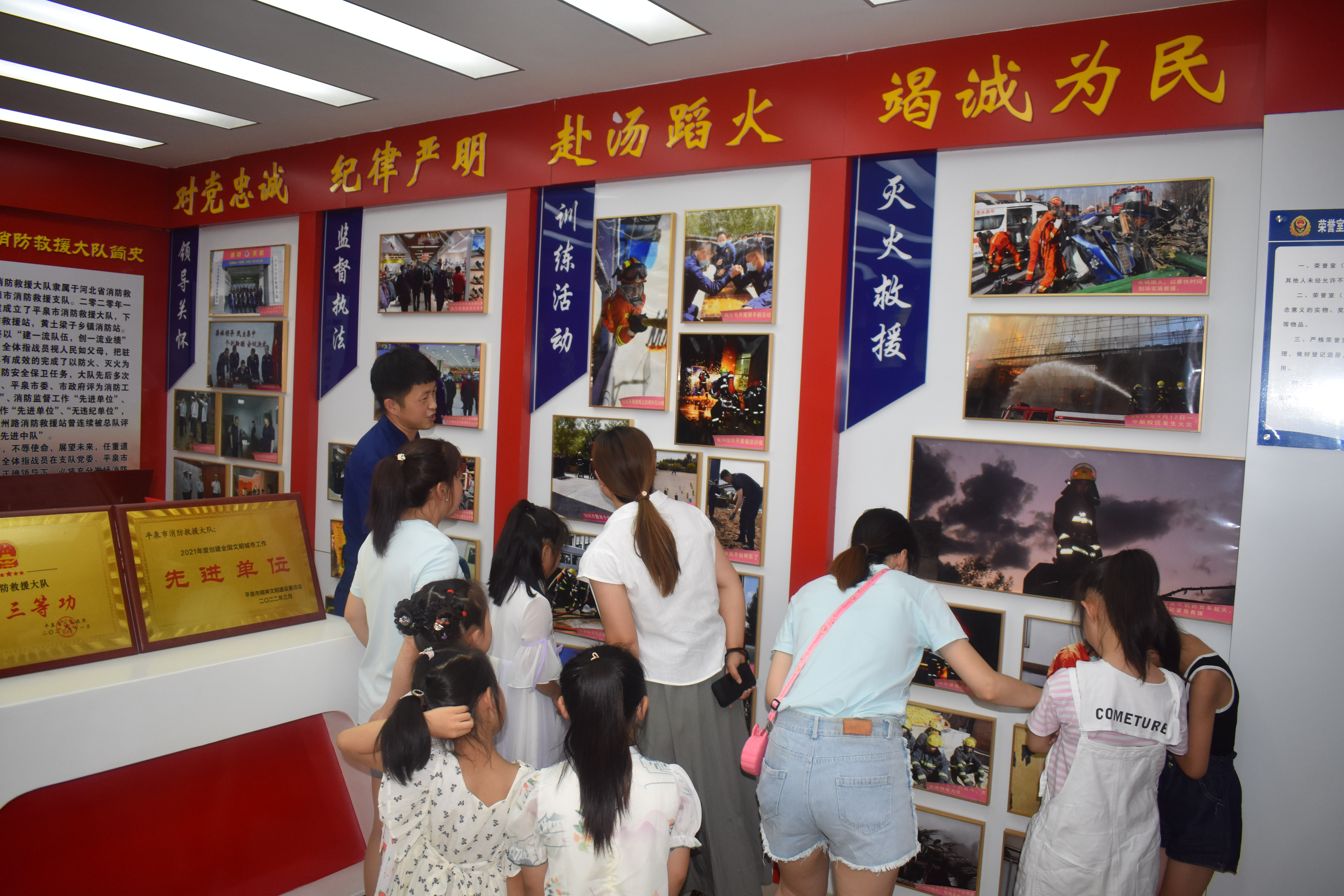 河北平泉：消防站开放日 萌娃“零距离”体验“火焰蓝”_fororder_图片4