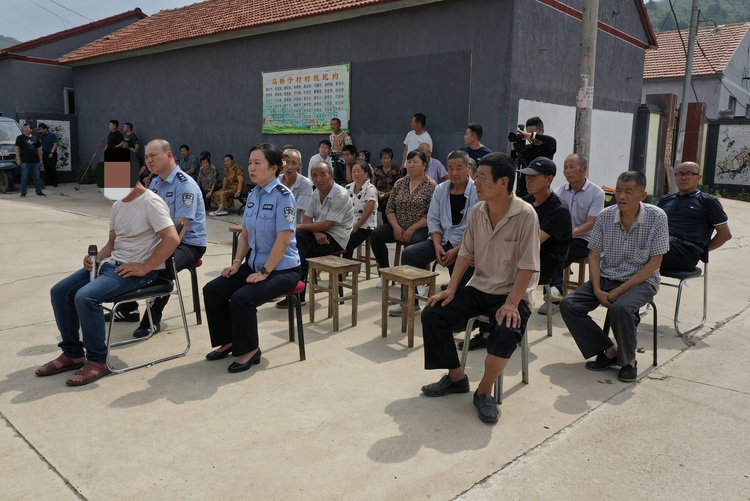 河北圍場：生態巡迴審判 保護環境資源_fororder_被告席及聽審席。 李曉娜 攝