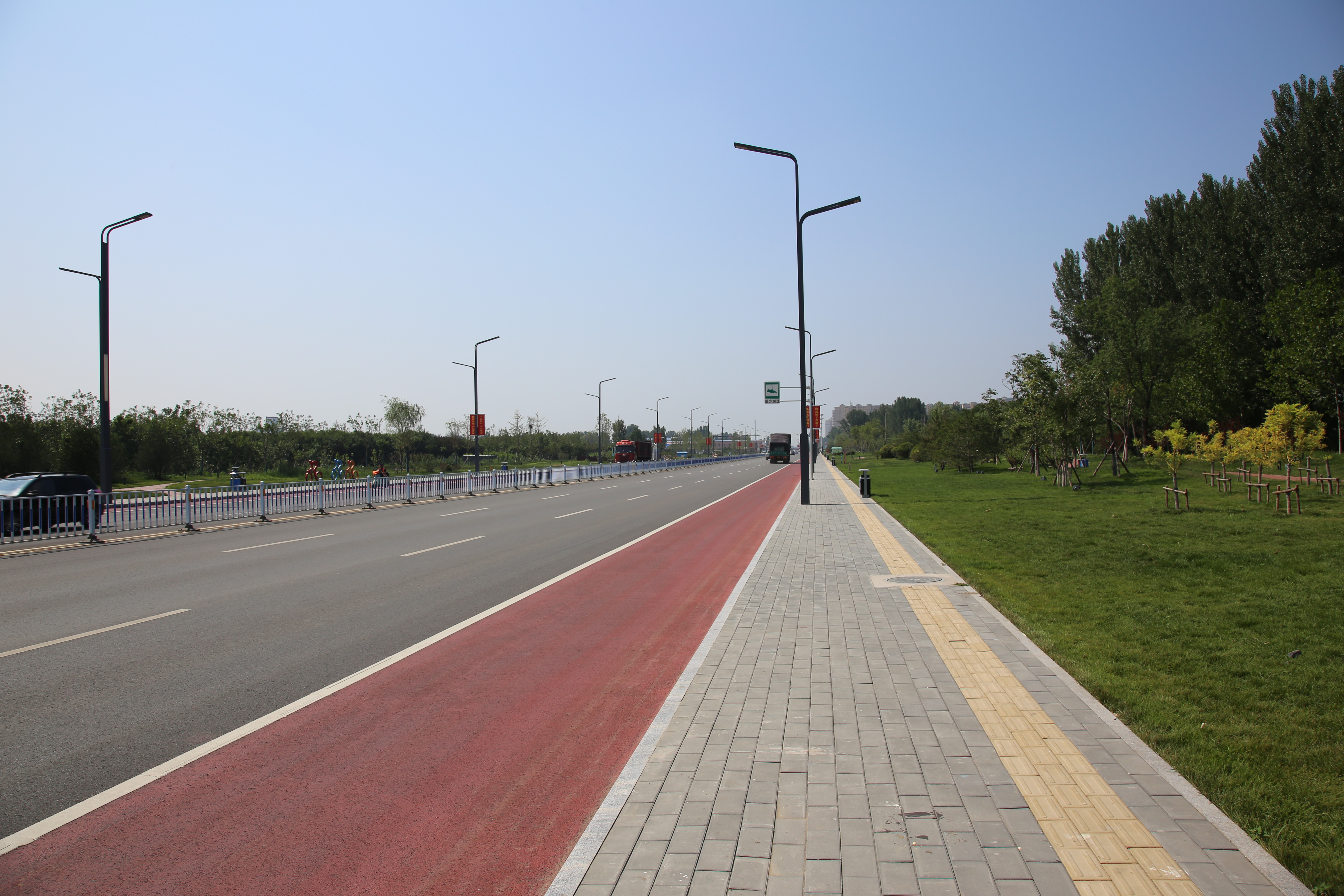 图片默认标题_fororder_满城区宽阔整齐的旭宁街 摄影 宋王晗.JPG