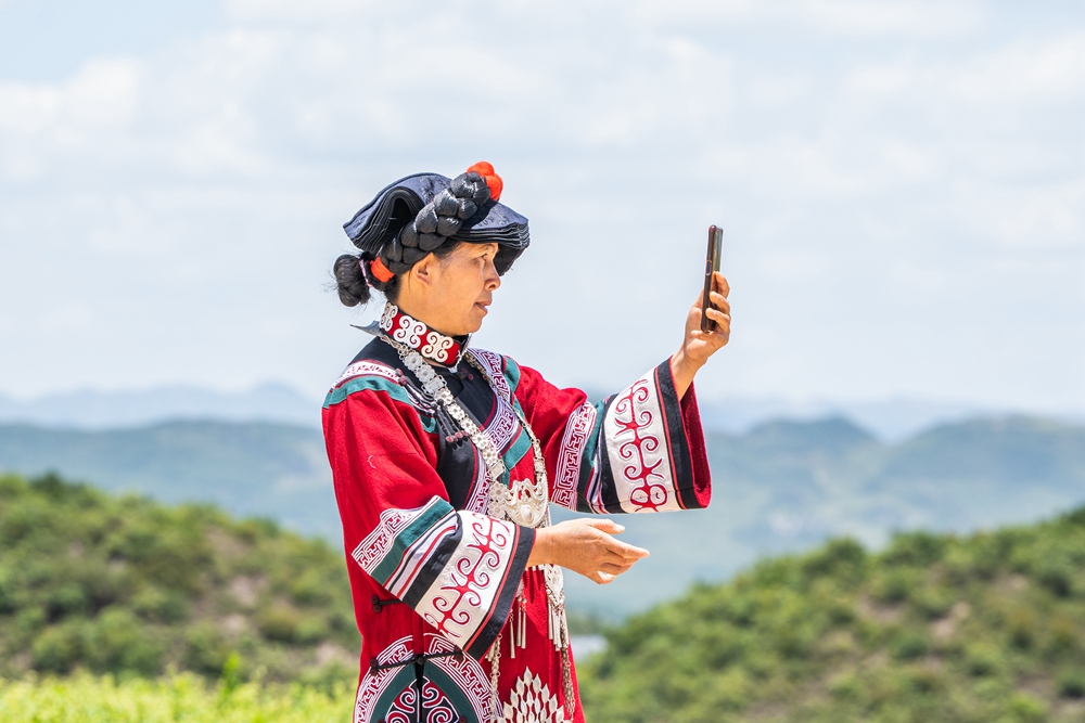 贵州威宁：荞花烂漫引客来_fororder_2023年7月16日，游客在贵州省毕节市威宁彝族回族苗族自治县板底乡雄鹰村观赏荞麦花。 (4)