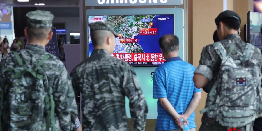 当地时间2016年9月9日，韩国首尔，韩国军人和民众在火车站关注朝鲜相关的电视新闻报道。