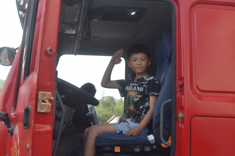 （原创）河北平泉：消防站开放日 萌娃“零距离”体验“火焰蓝”_fororder_图片4