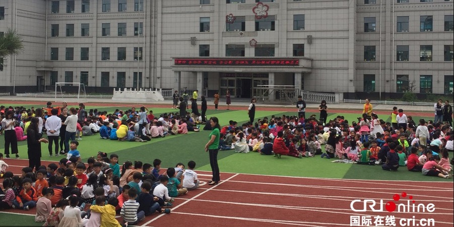 2016年09月09日，吉林省延边朝鲜族自治州，延吉新兴小学组织学生们到操场避险。