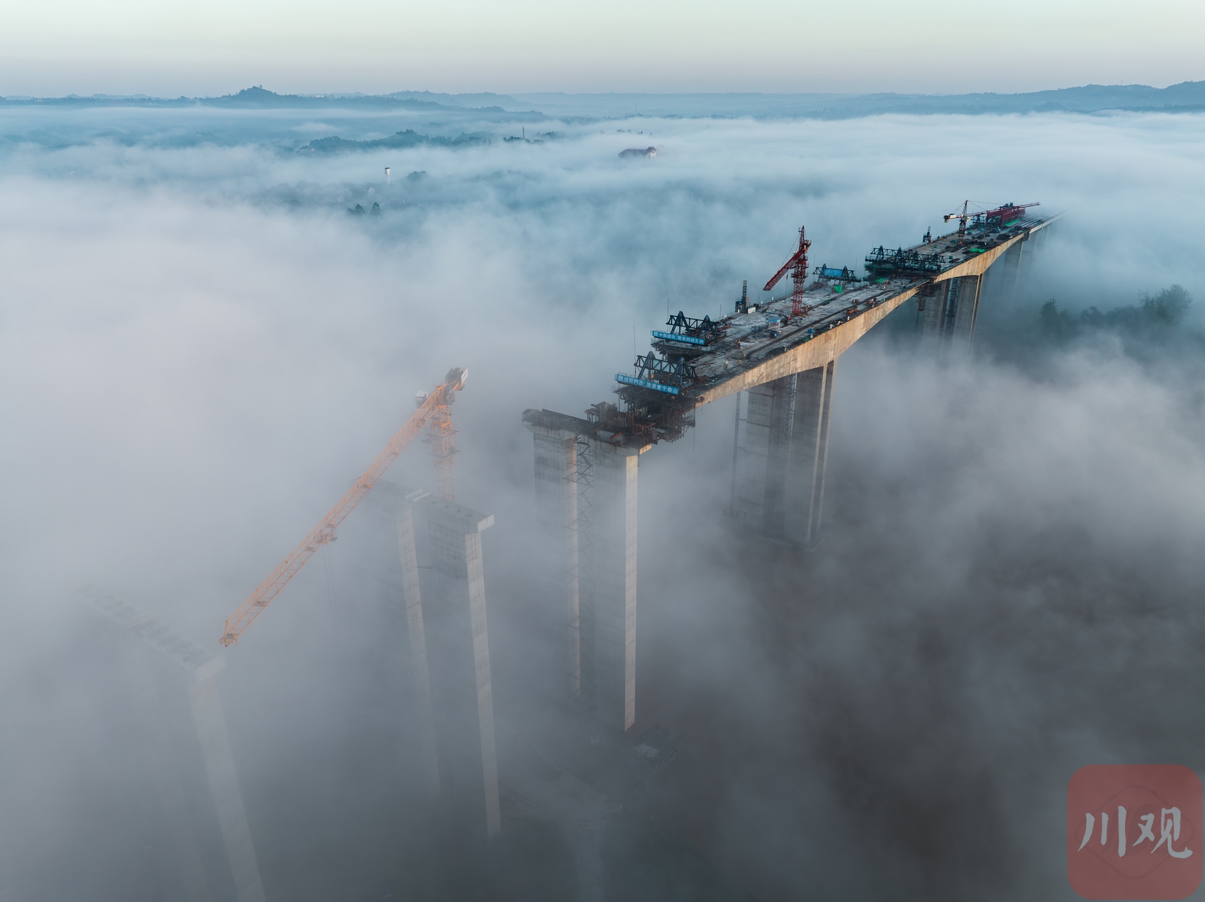 （转载）广安：建设中的大龙渠江特大桥烟云缭绕，壮美无比！_fororder_NEWS_2A79DD435137D1DCE400ACC0900B3A24.JPG