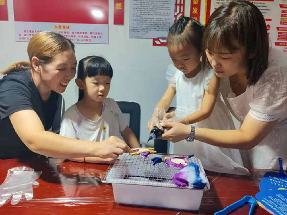 图片默认标题_fororder_满城区燕赵社区社区孩子在体验非遗项目——扎染 摄影 郑钰洁