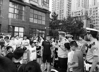 雁塔交警：开展交通安全宣传活动_fororder_微信图片_20230719090844