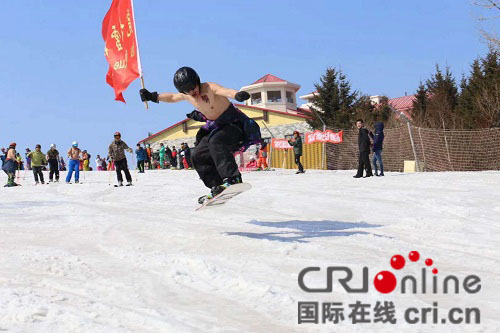 【黑龙江】【供稿】【大美龙江】亚布力“光猪”节 上演花样滑雪运动