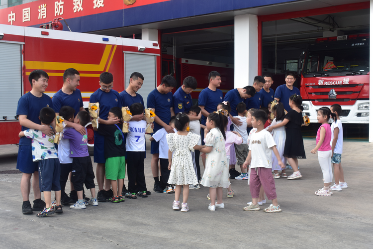 河北平泉：消防站开放日 萌娃“零距离”体验“火焰蓝”_fororder_图片1
