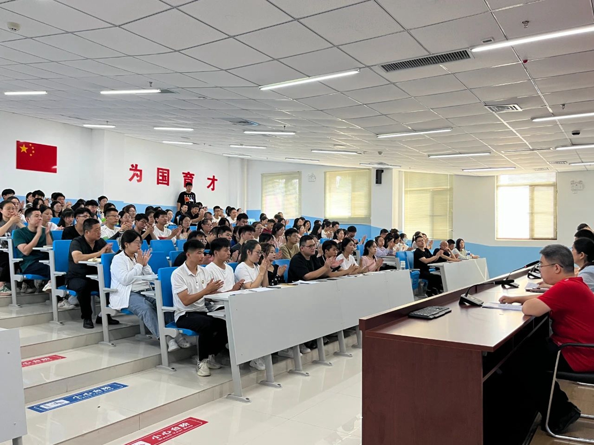 图片默认标题_fororder_大会现场掌声此起彼伏 摄影 王玉