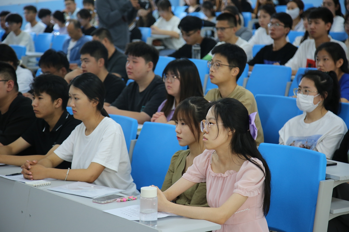 图片默认标题_fororder_大学生们认真聆听 摄影 宋王晗.JPG