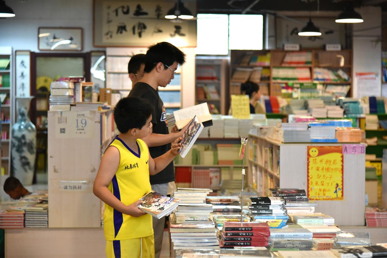 石家庄市裕華区：夏休み中に暑気払いで賑わう書店_fororder_图片3