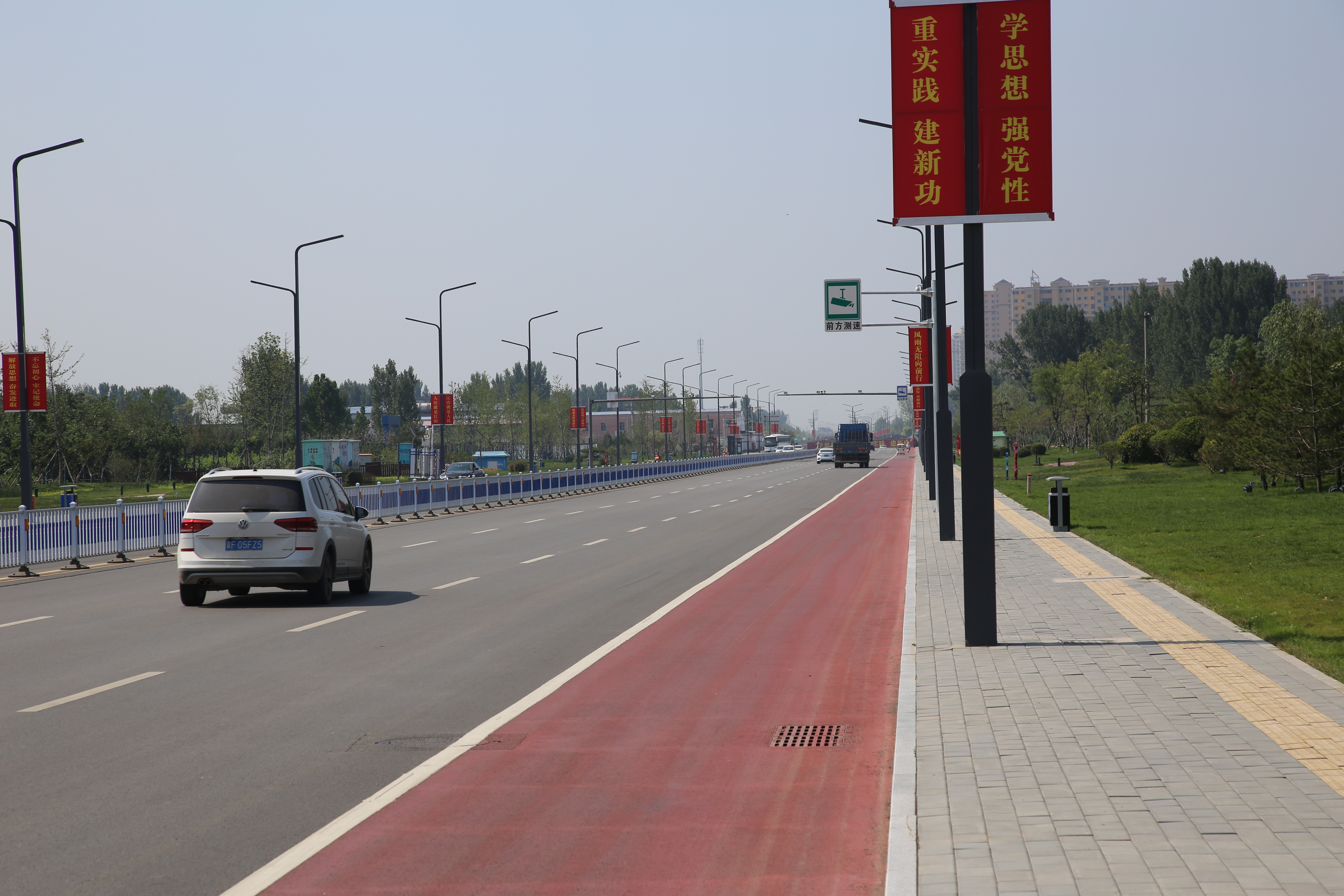 图片默认标题_fororder_汽车行驶在保定市满城区旭宁街宽广的路面上 摄影 宋王晗.JPG