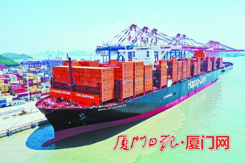 世界最大量级LNG双燃料集装箱船接连访厦_fororder_W020230818234737013190