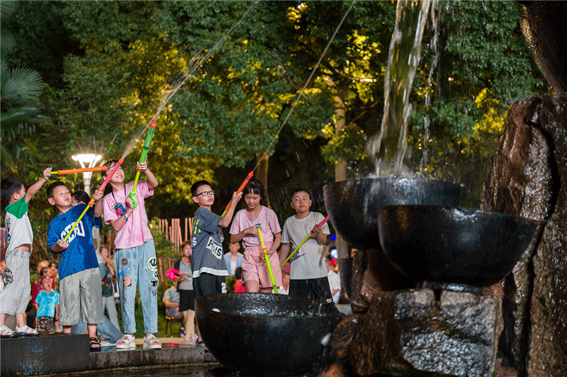 信陽新縣：繽紛“夜生活” 越夜越精彩_fororder_孩子們在清茶園玩水，消暑納涼。（ 蔣侖 攝）