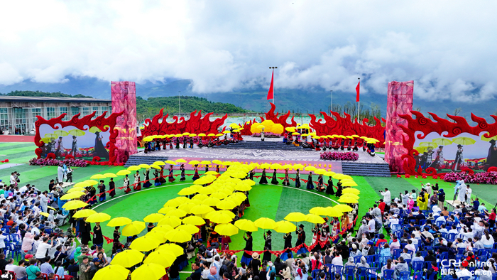第八届凉山彝族火把节拉开帷幕(组图)_fororder_202307210011
