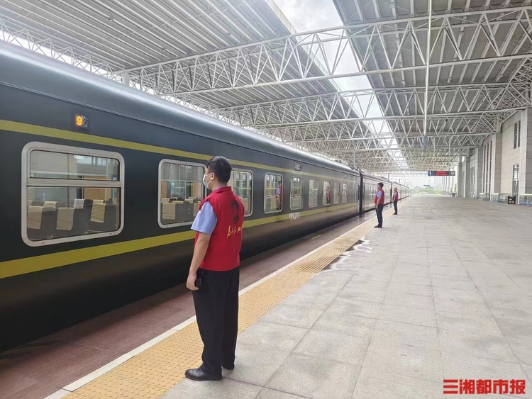 湖南株洲站发出今年暑运首趟红色旅游专列