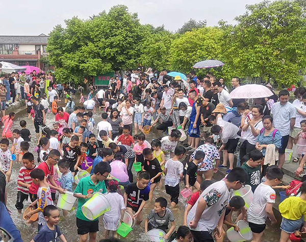成都双流黄水：小龙虾产业链带富牧马水乡_fororder_游客体验抓龙虾-供图-双流区融媒体中心